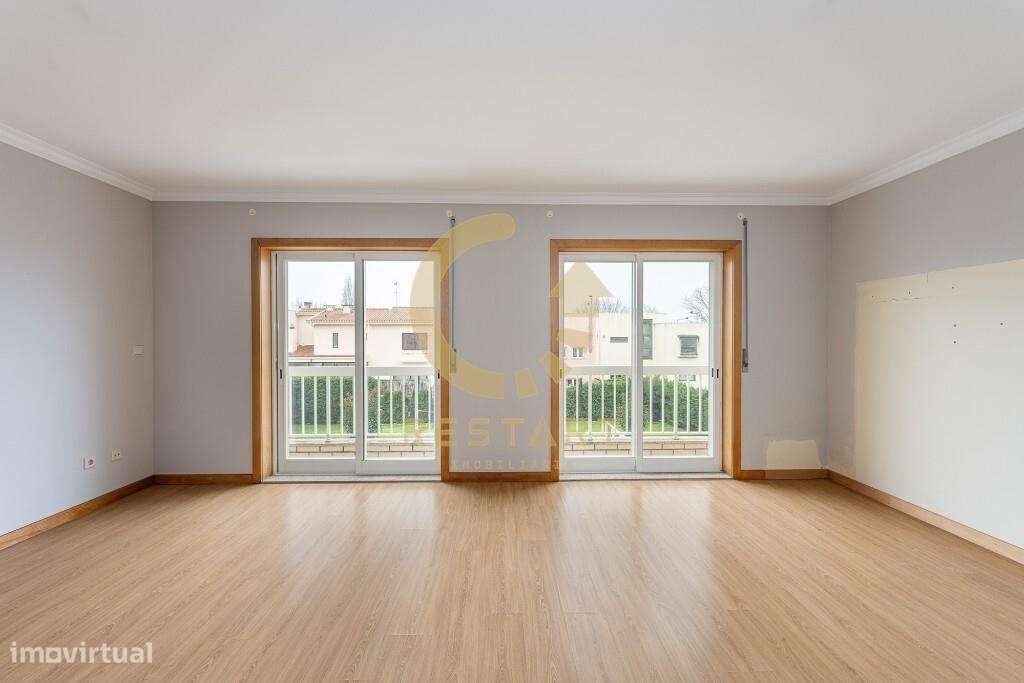 Apartamento T3 com excelente exposição solar, box fechada e junto ao m-18