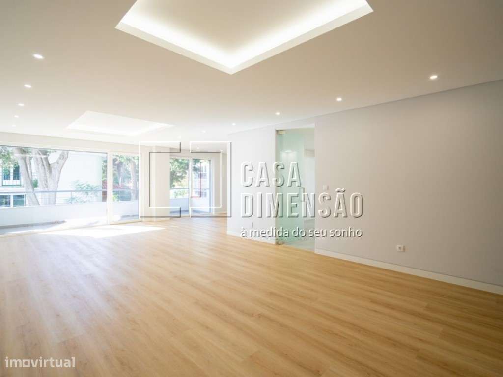 Apartamento De Tipologia T3 Novo Com 185M2 Com Varanda Inserido N