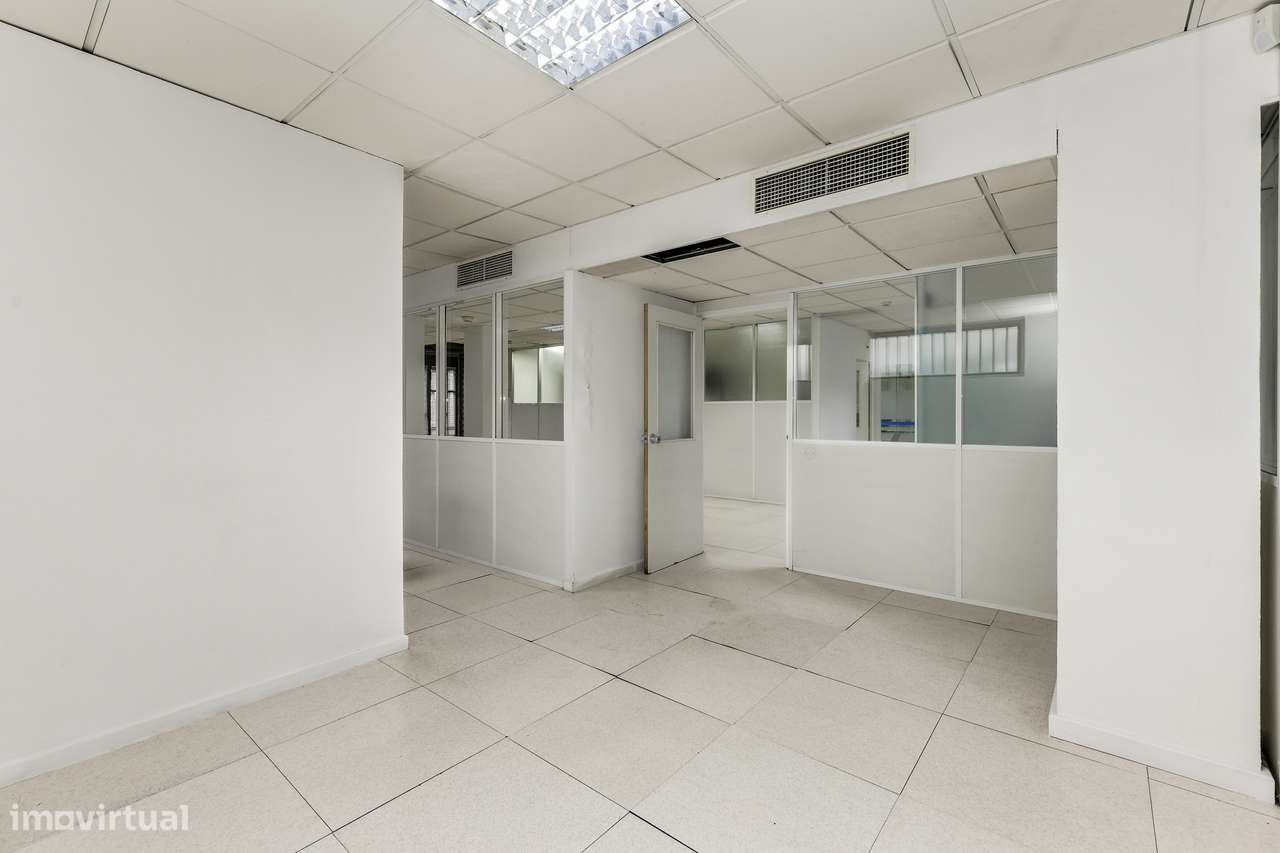 Espaço comercial 550 m² | Escritório + Loja + Armazém | Dois acessos-25