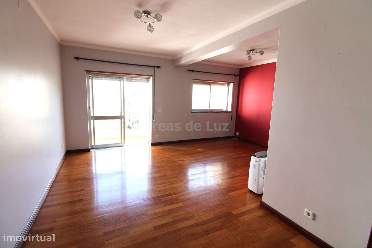 Apartamento T3 - Com Garagem e Sótão-1