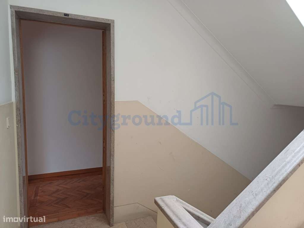 Excelente prédio renovado, de 10 fracções, em Benfica-22