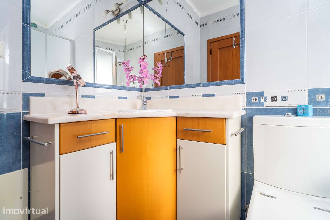 Moradia T4 com jardim, garagem e vistas urbanas-10