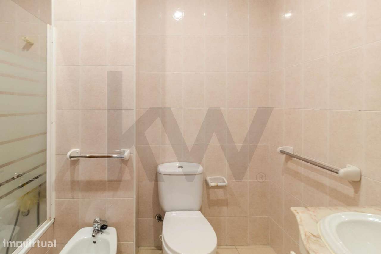 Apartamento T2 ao  centro de Rio Tinto, junto ao Metro, com garagem, e-15