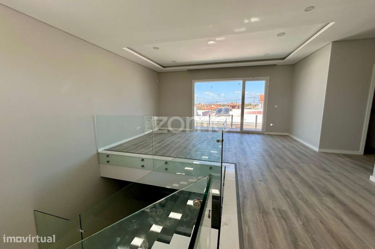 Moradia T4 com piscina, suíte e garagem em Azeitão-34