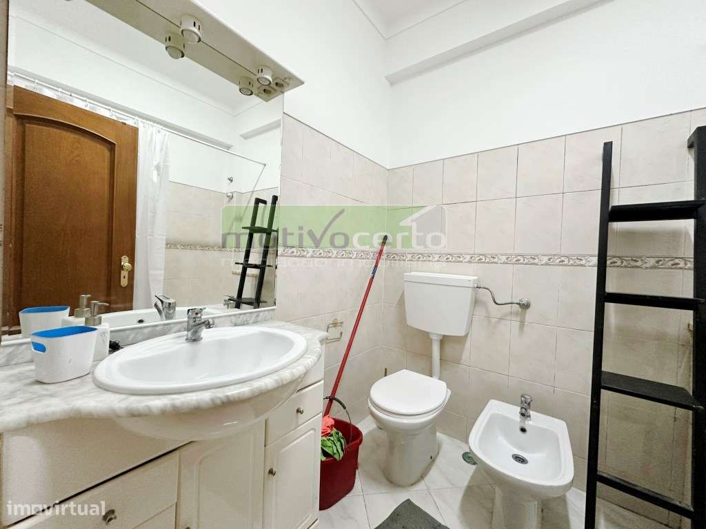 T2 Luminoso no Cacém com Varanda. Perto da Escola Secundária Gama B...-17