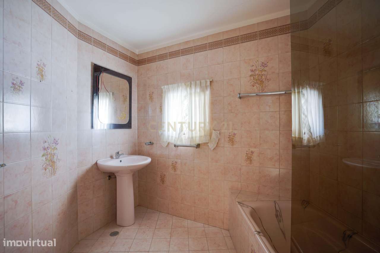 Moradia para remodelação total em Parede com Vista Panorâmica para o M-14