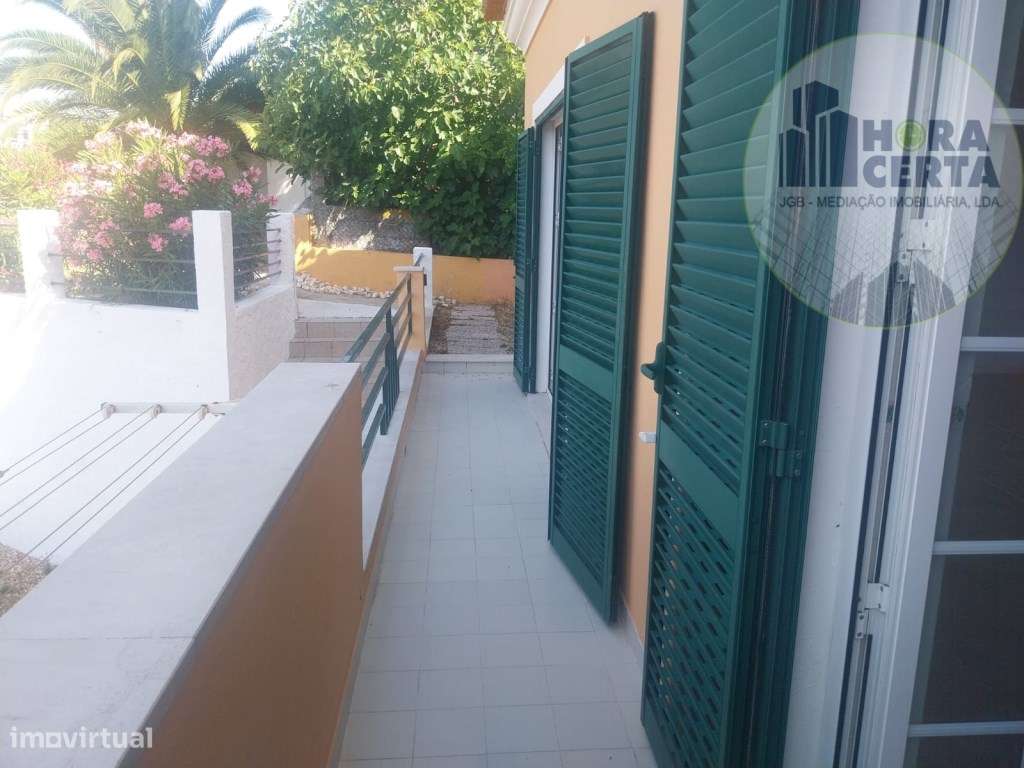 Moradia V4 com piscina em Setúbal!-7