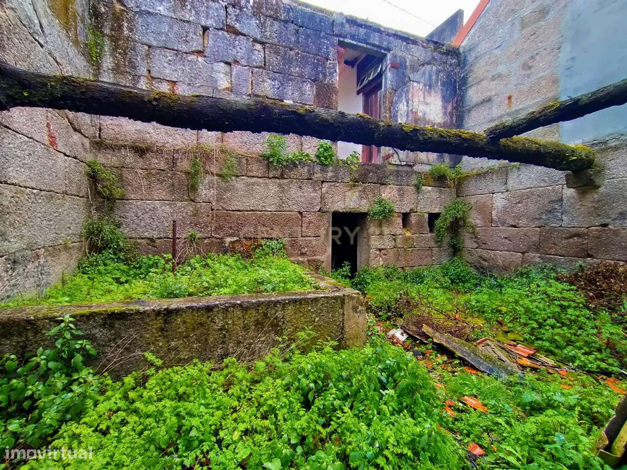 Moradia para reconstruir com terreno, refúgio paradisíaco perto da pra - Grande imagem: 4/13