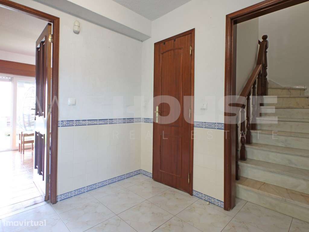 Oásis Urbano: Moradia T3 com Piscina e Potencial para T1 Independente-38