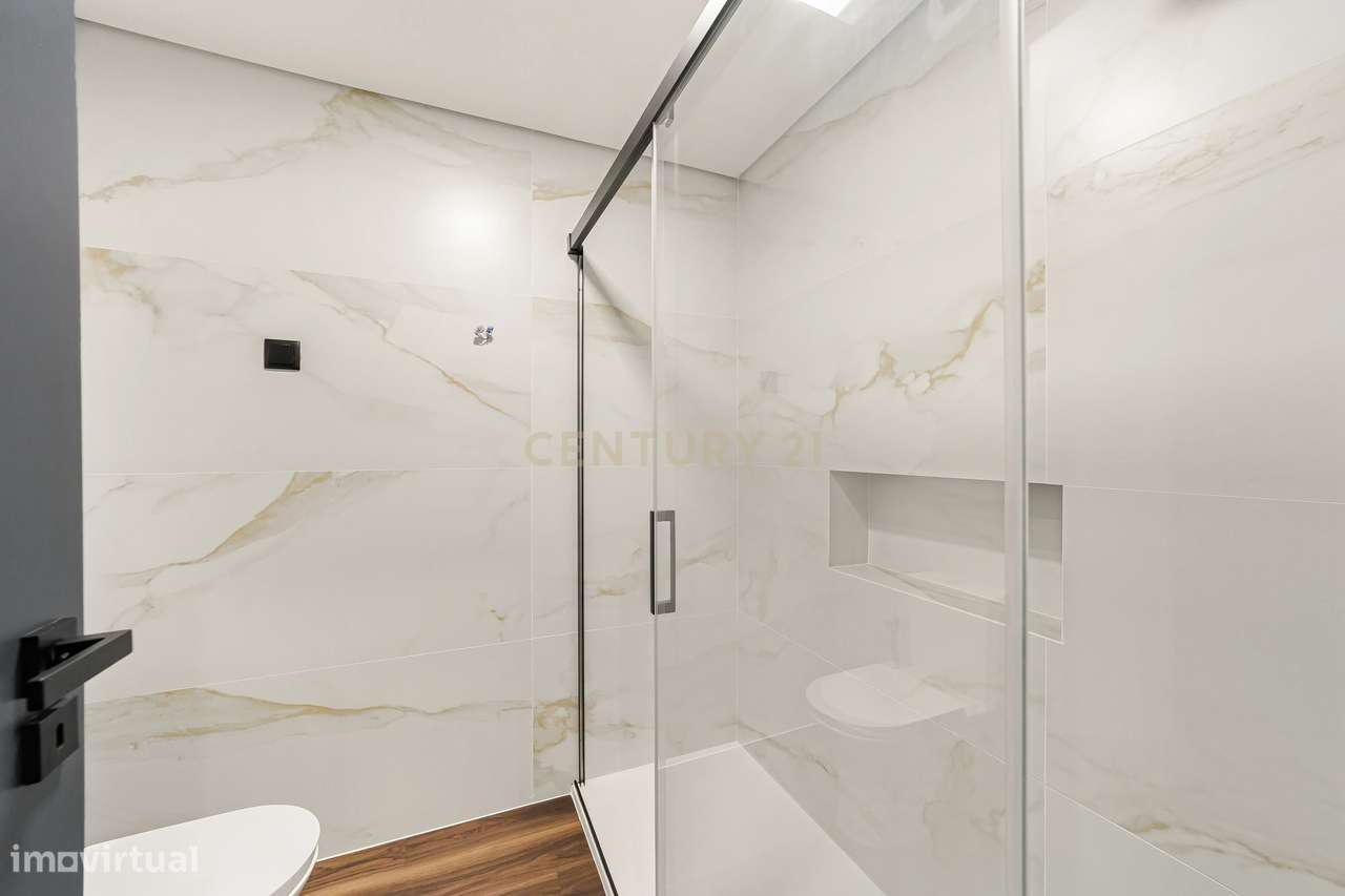 Espaçoso Apartamento T3 Totalmente Renovado em prédio com elevador no-17