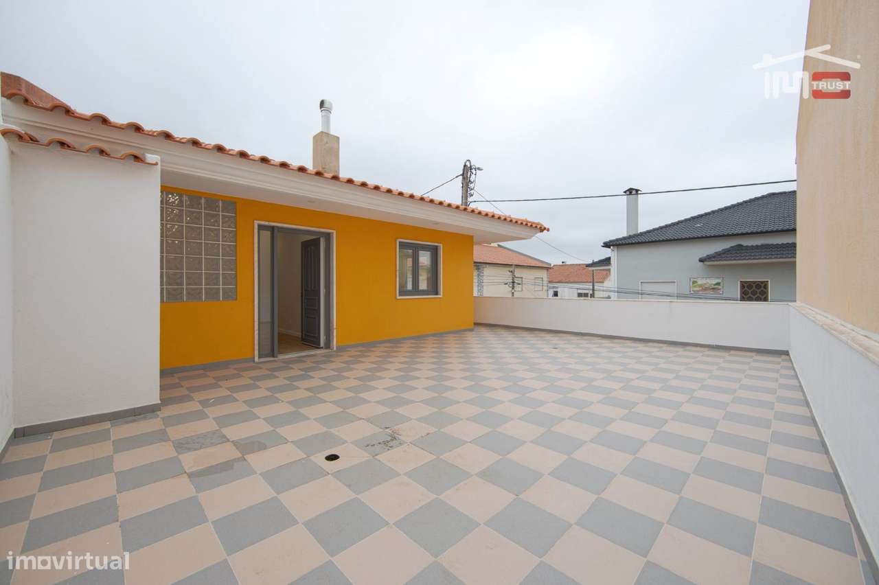 Moradia T4 de Excelência com Box para 4 Viaturas e Ótimos Acessos-20
