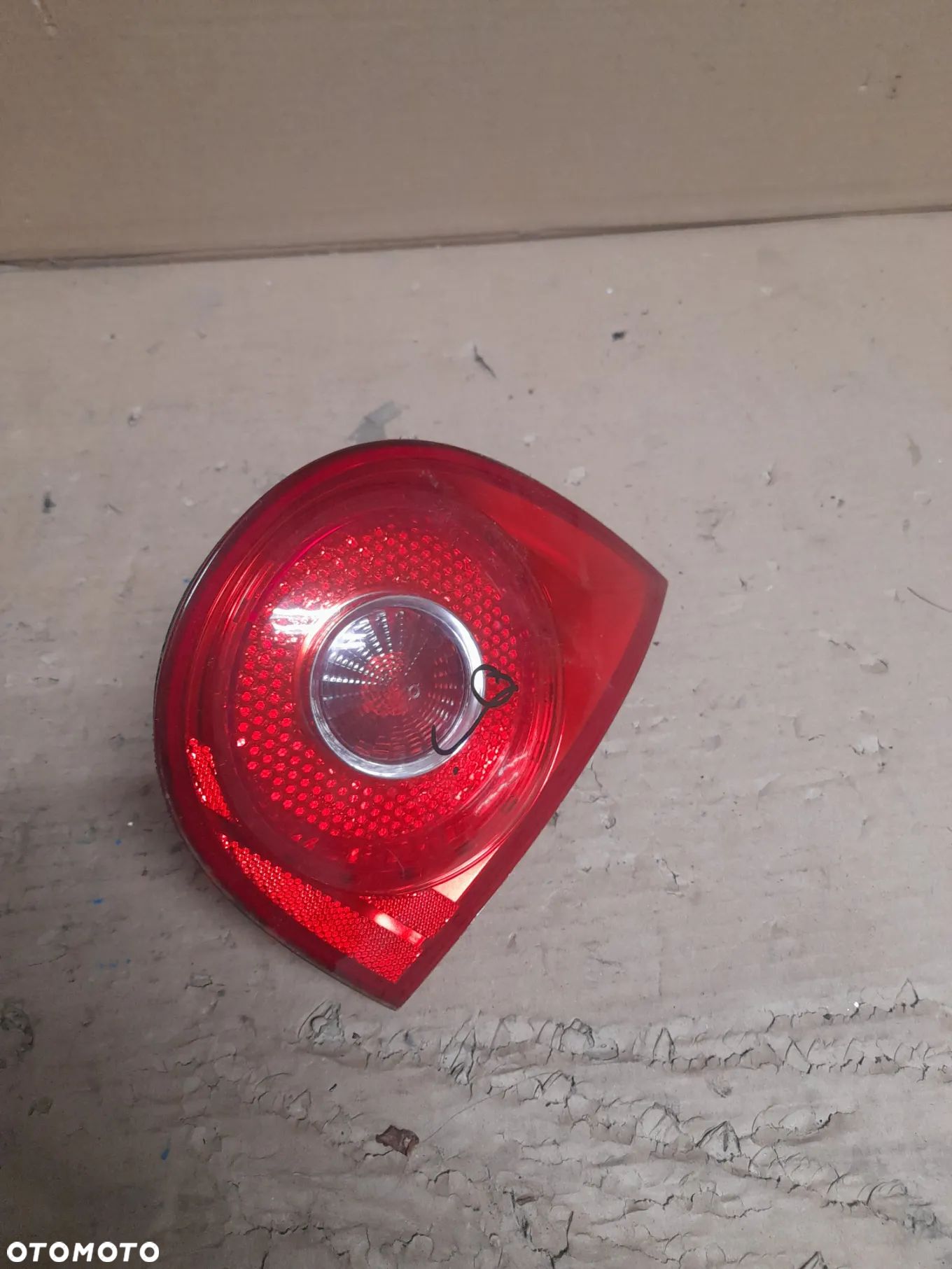 LAMPA TYLNA LEWA NA KLAPĘ VW GOLF 5 nr 1K6945093F - 1