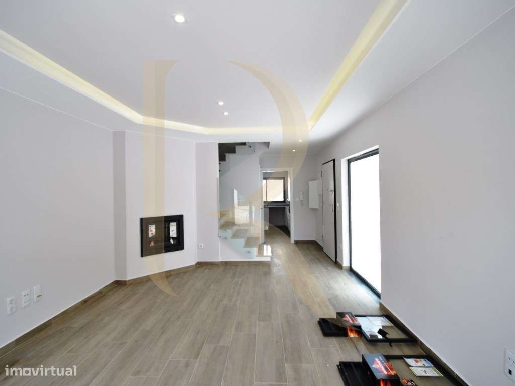 Moradia geminada nova T3 com garagem e terraço na Quinta do Conde-10