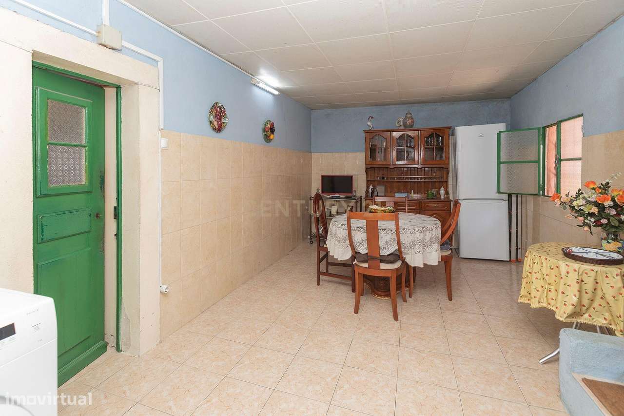 Moradia T3 com Quintal e Alto Potencial no Caramão da Ajuda, Lisboa-11