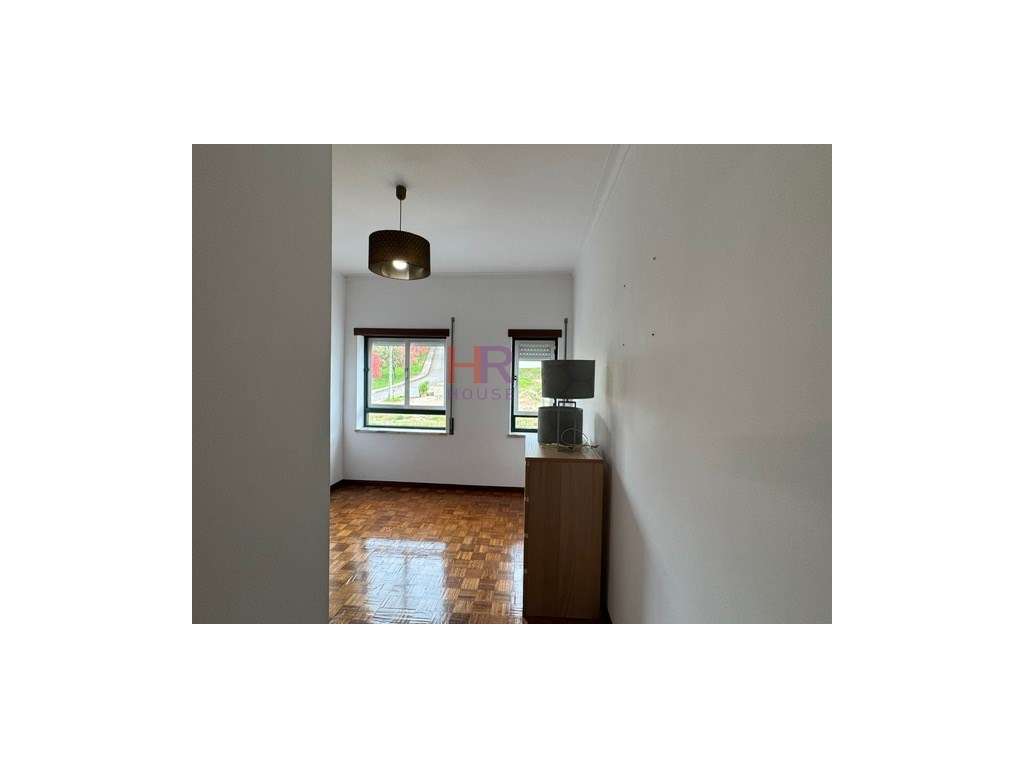 Vende-se T3 totalmente mobilado com três aparcamentos privativos.-20