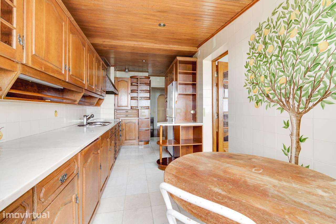 Fantástico T2 com Vista Rio em Linda-a-Velha-18