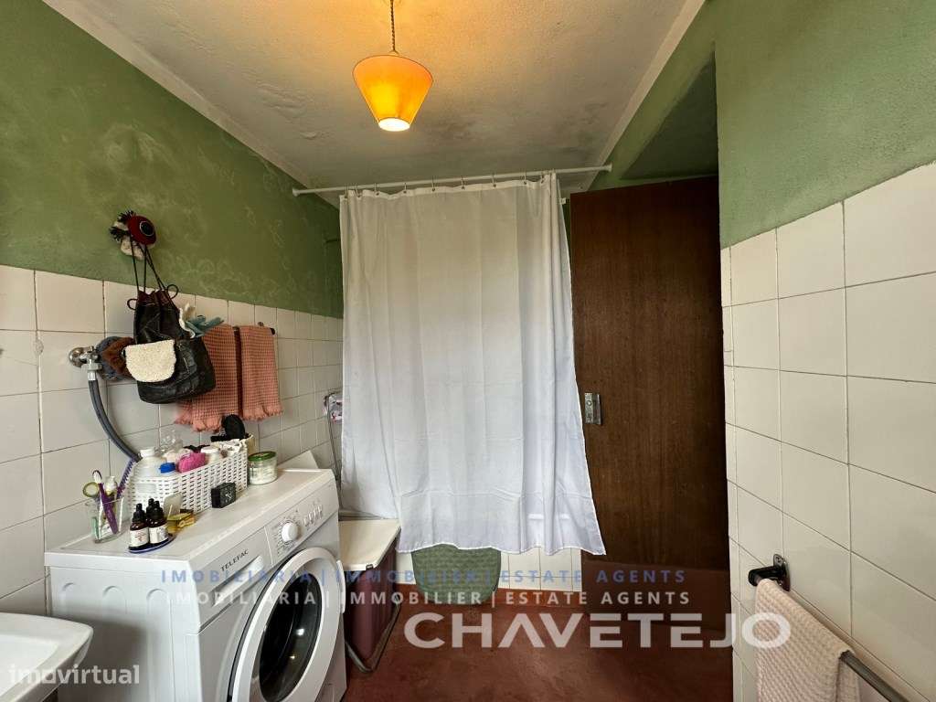 Quintinha com duas casas de campo e uma arrecadação a cerca de 4 km...-25