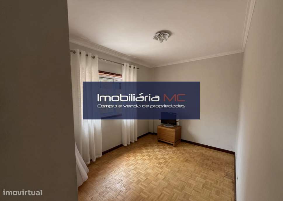 Apartamento T2 com terraço, junto à Avenida da República-9