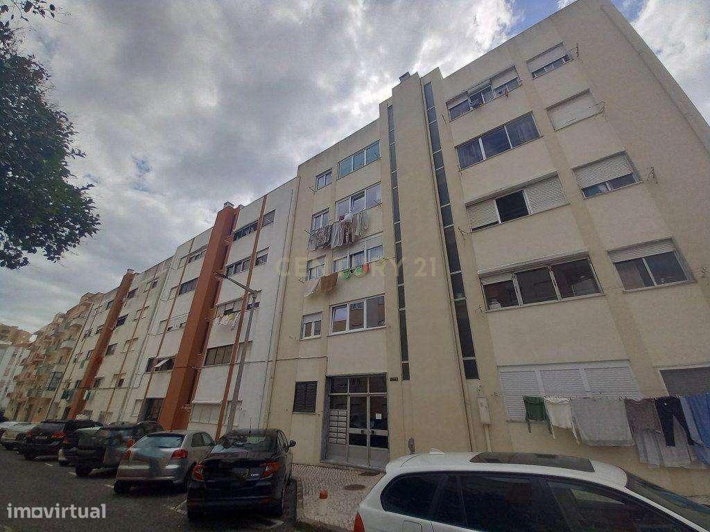 T2 Totalmente Remodelado no Carregado – Cozinha Equipada e Excelente A - Grande imagem: 5/29