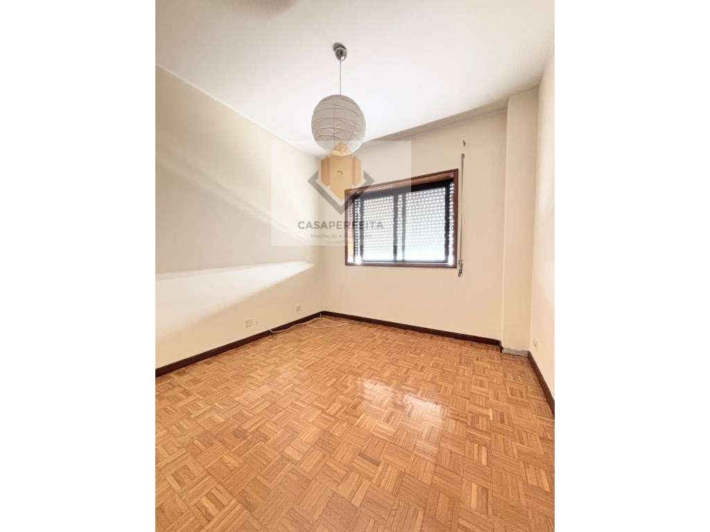 Apartamento T2 com Varanda Fechada e Lugar de Garagem - Junto ao El...-17