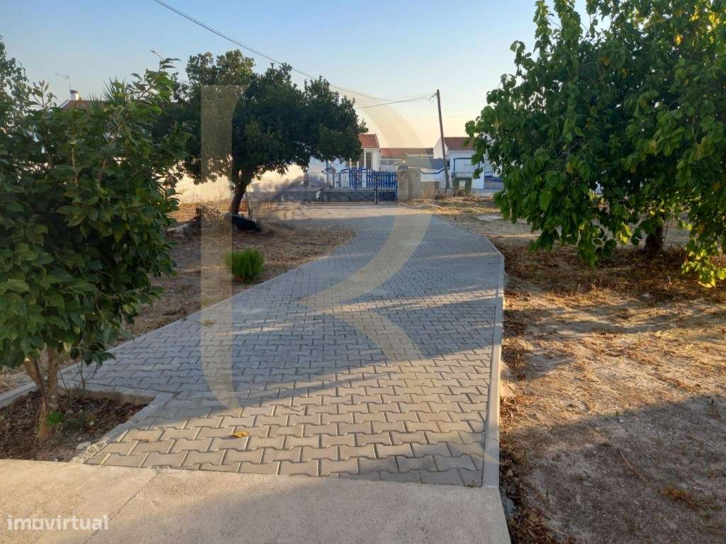 Moradia T3 transformada em T2 com Garagem, inserida num terreno de ...-22