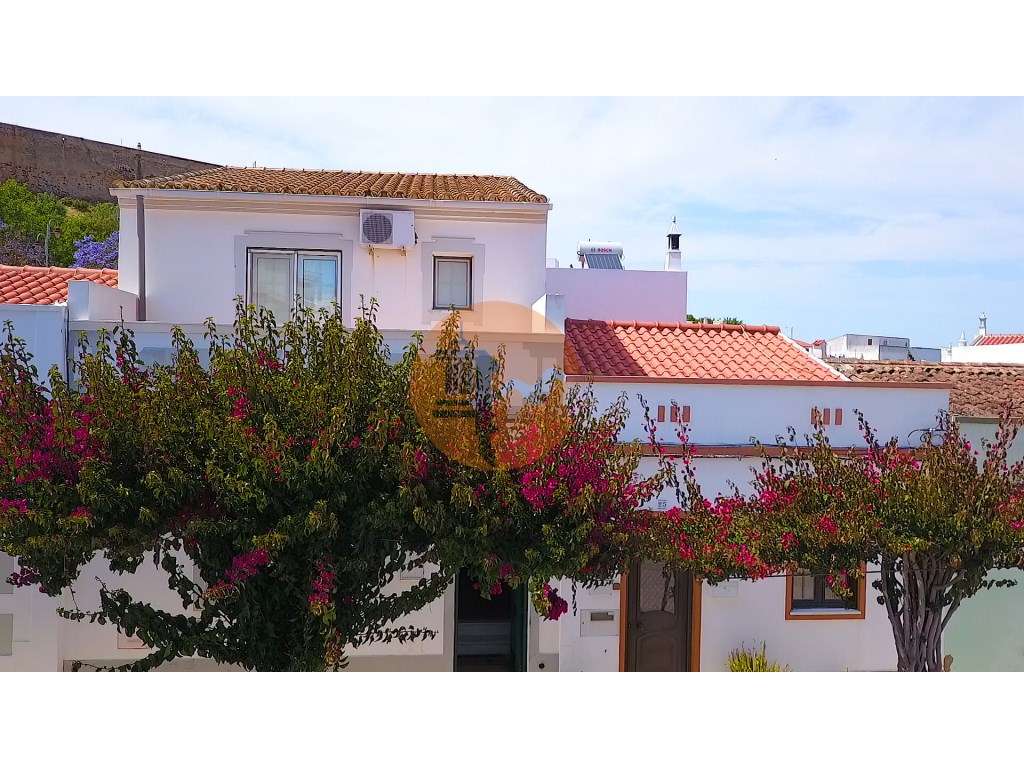 Moradia T3+2 com Jardim, Garagem e Vista Castelo no Centro de Castr...-57