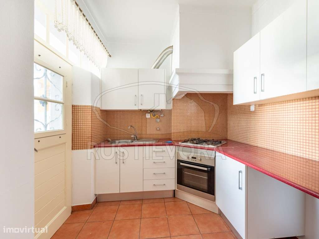 Apartamento T2, 1º andar, cozinha semi-equipada, com muita luminosi... - Grande imagem: 1/13