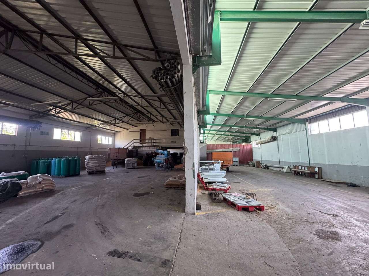Armazém - 1030m2 cobertos-4