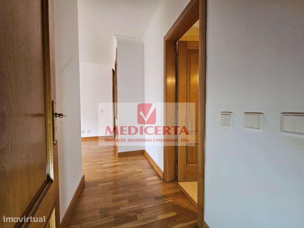 Amadora (Casas do Lago) T4 (2 Parqueamentos + Arrecadação)-19