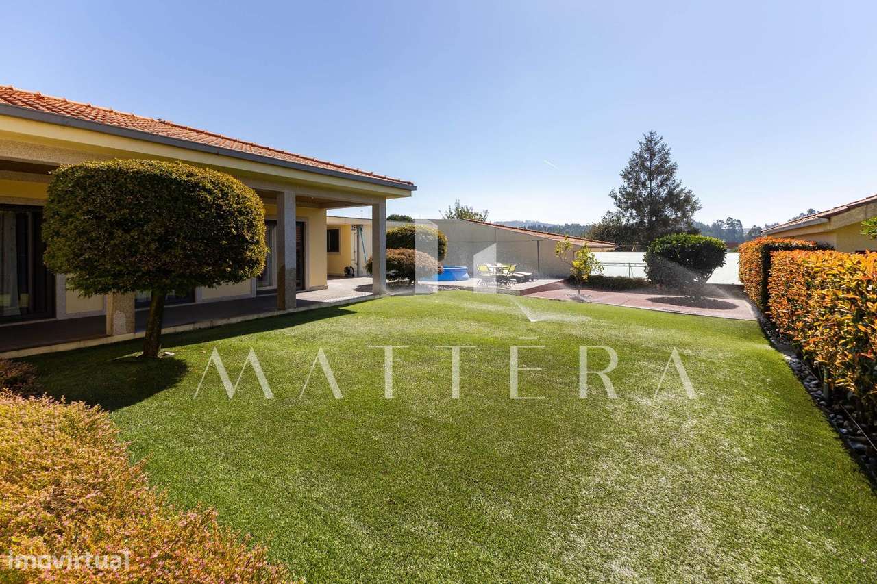 Moradia térrea T2+1 com jardim e garagem | Grijó-26