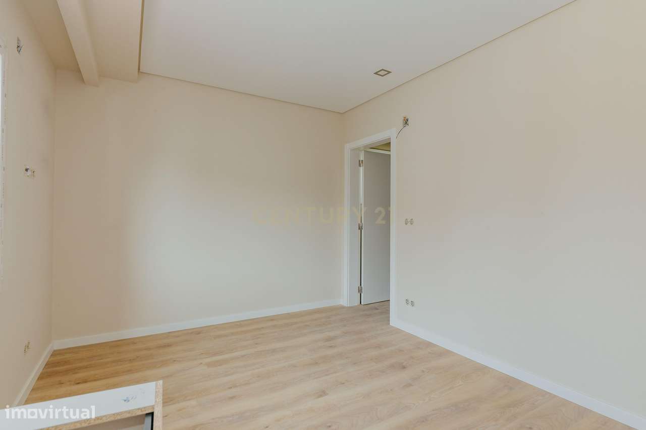 Apartamento T2 Novo com Vista Panorâmica em Loures-33