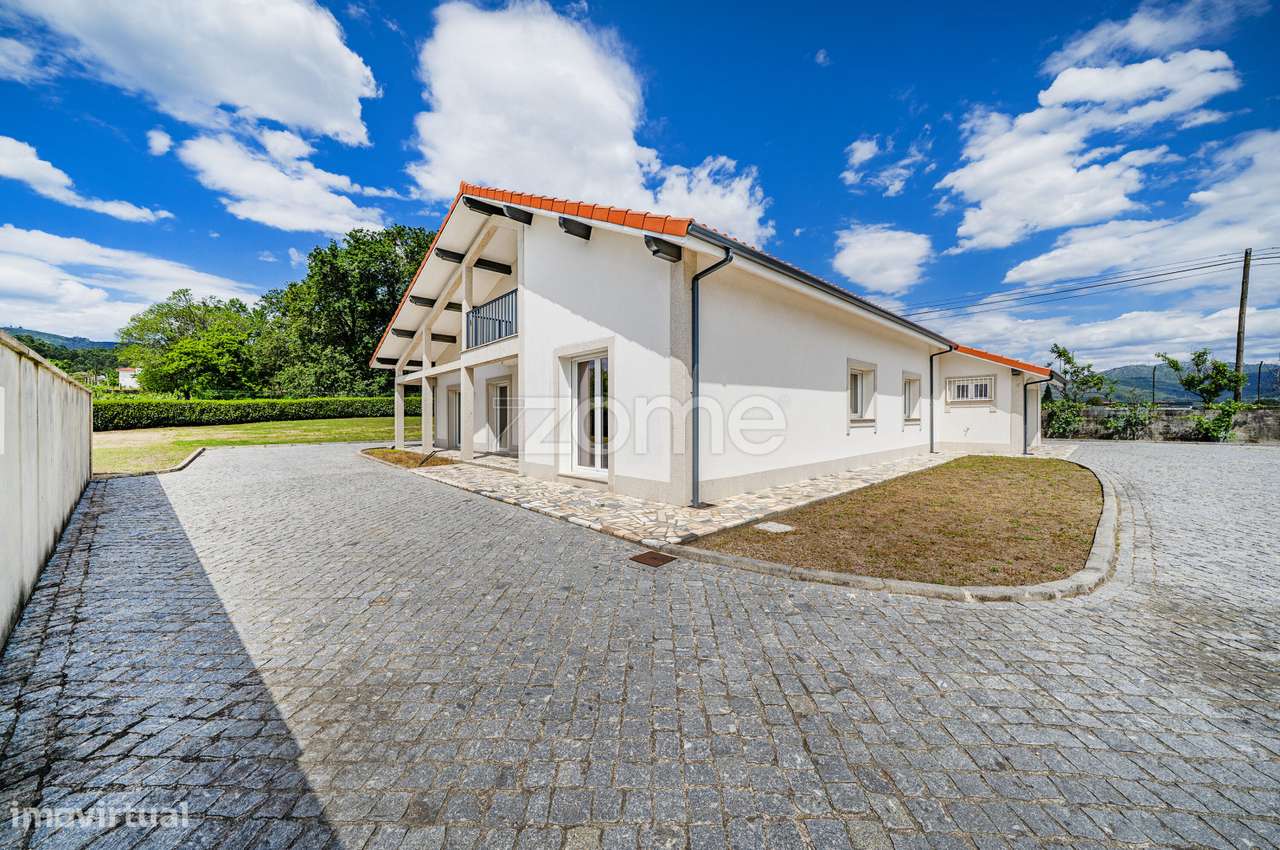 Moradia Terrea Em Amares Com Lote De Terreno De 1820M2