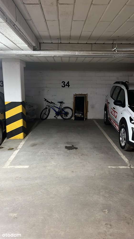 Dwa miejsca postojowe w garażu podziemnym przy ul. Laurowej 5 we Wroc.