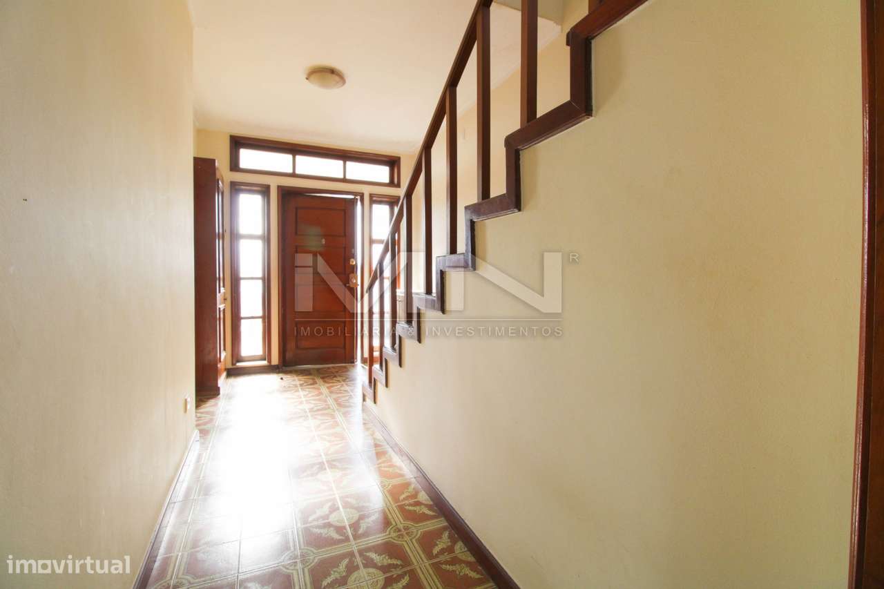 Moradia de 3 Frentes com Vista Panorâmica no Coração de Gondomar-35