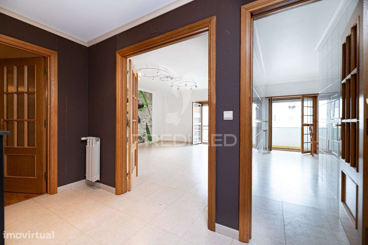 Apartamento T2 com parqueamento e arrecadação - Vialonga - Grande imagem: 5/26