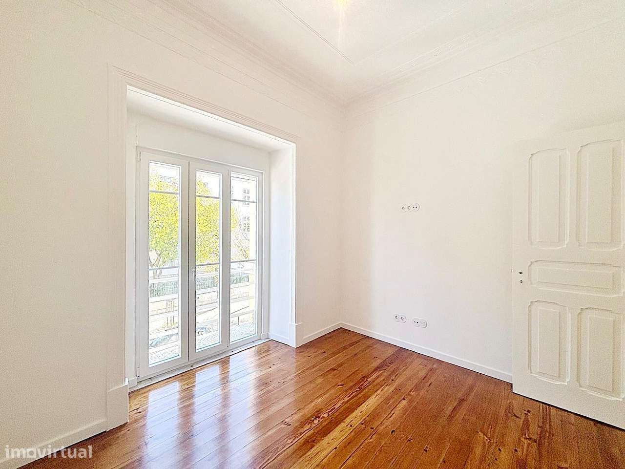 T3 totalmente remodelado com varanda na Av. General Roçadas!-23