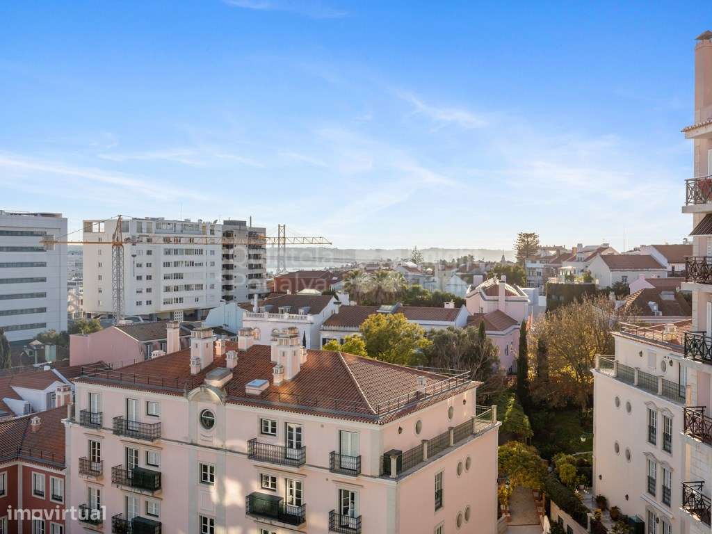 Apartamento T4, com varanda, Rua Domingos Sequeira, para obras - Grande imagem: 1/25