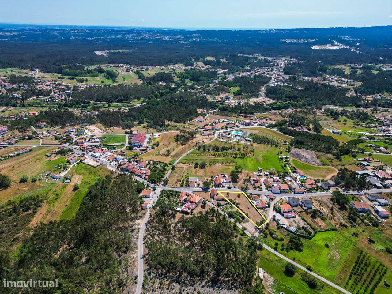 Terreno com cerca de 2.400 m² e viabilidade de construção em Moinhos d-9