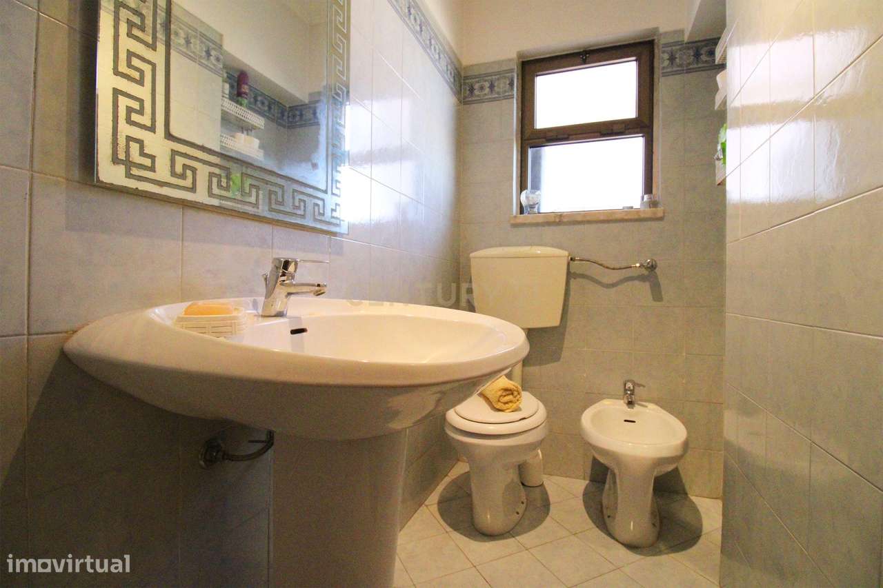 Apartamento T3 com Vista Panorâmica em Almada-26