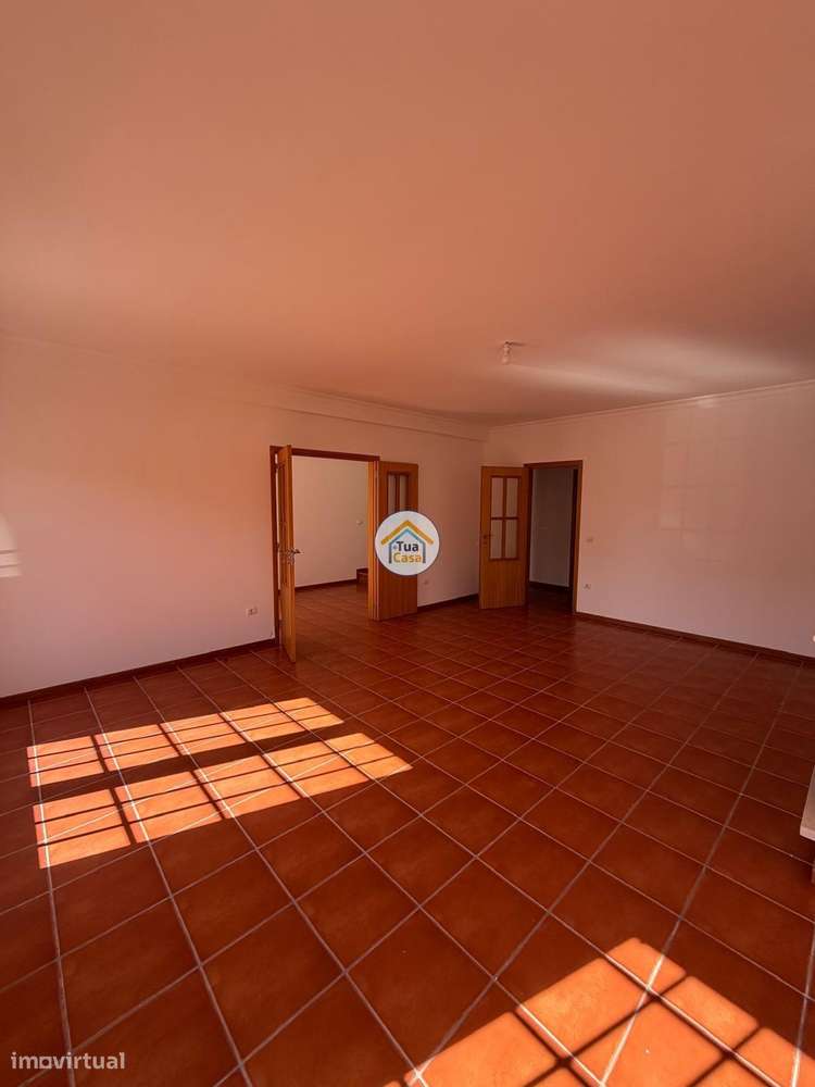 Moradia T4 no centro de Cantanhede com dois pisos e terraço.-11