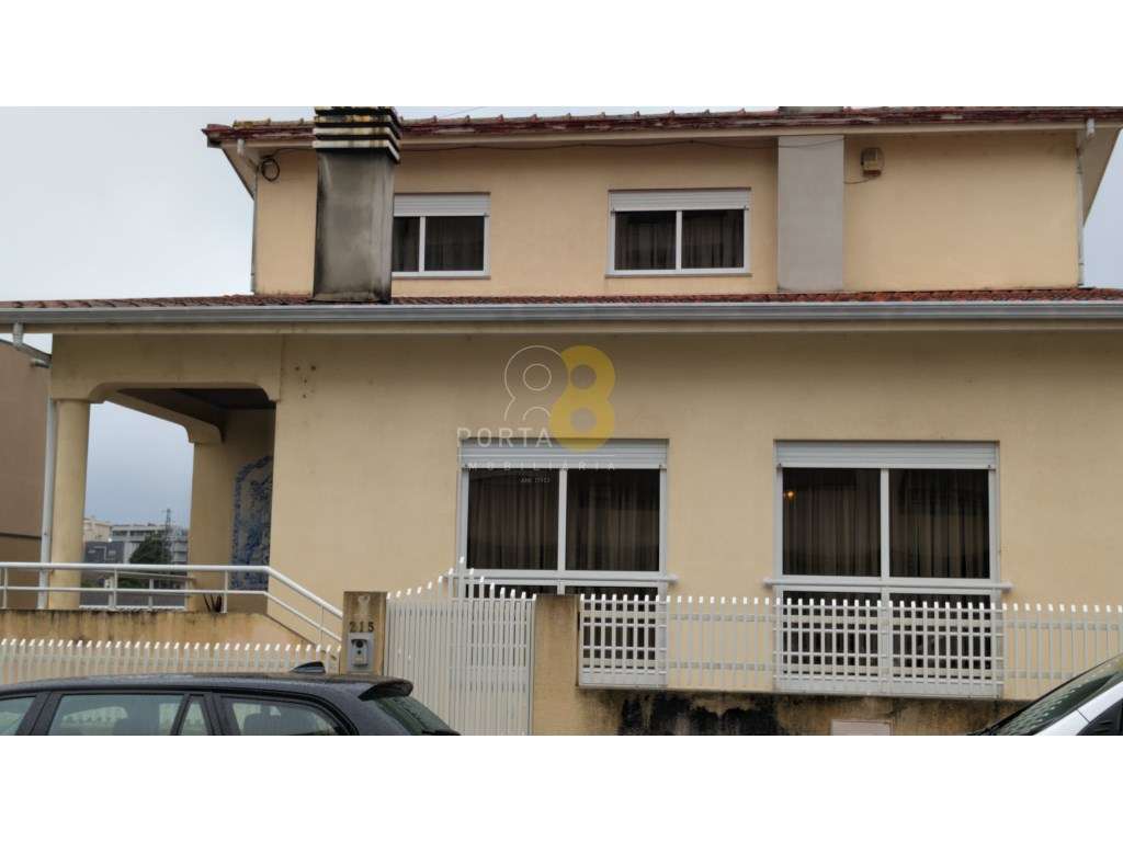 Moradia de 4 Frentes | 320 m² de Construção | Terreno com 496 m² | ...-19