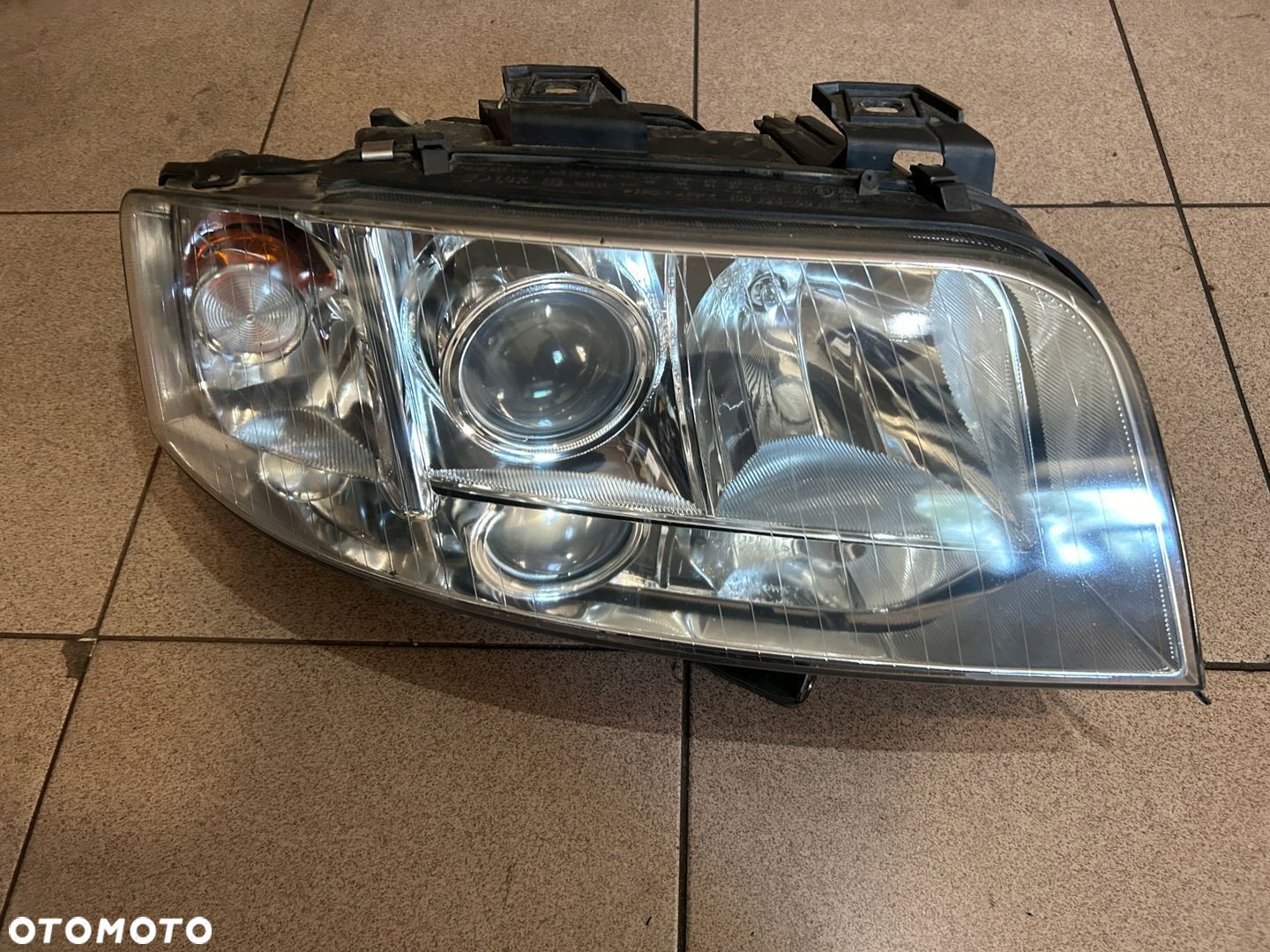 LAMPA PRAWA PRZÓD BI XENON AUDI A6 C5 LIFT - 1