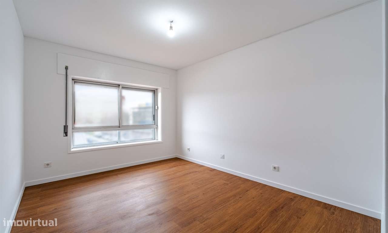 Apartamento T2 Remodelado - Garagem -Metro - Norteshopping- Matosinhos-17