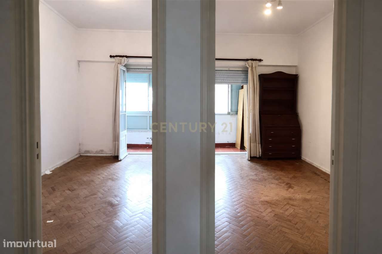 Apartamento T2 com Marquise e Excelente Potencial | Damaia de Cima – A-17