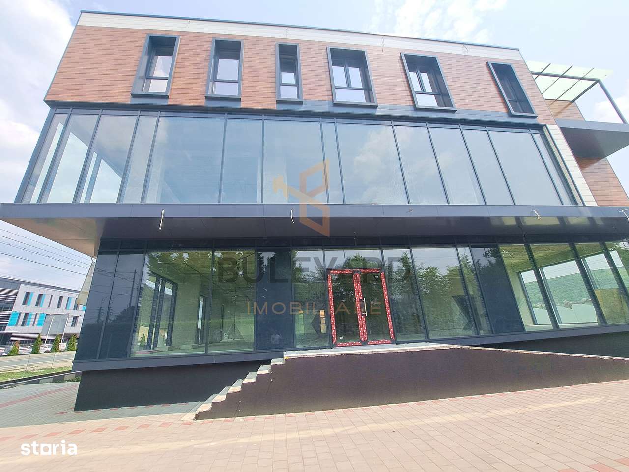 Cladire comerciala situata la drum intens circulat, 1365 mp utili + 20 - Imagine principală: 4/20
