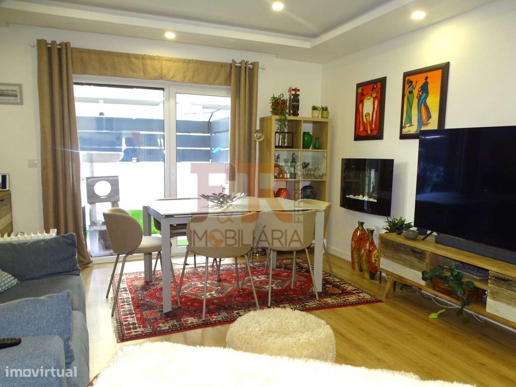 Semi-Nova Geminada Duplex T3 com Piscina Fernão Ferro-15