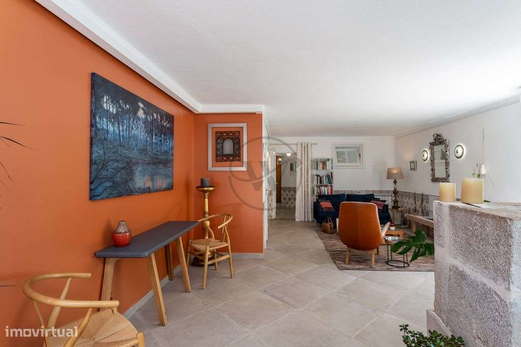 Moradia T5 com jardim e piscina no coração histórico de Azeitão-11