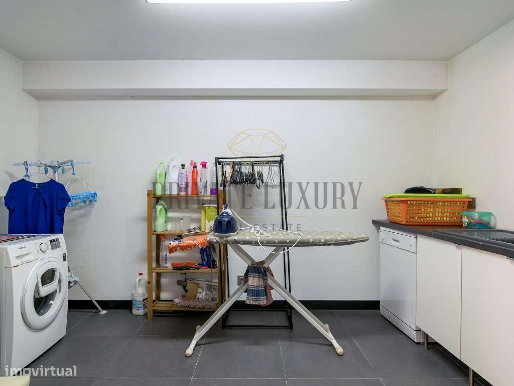 Moradia T4 Contemporânea com Piscina em Caxias-20