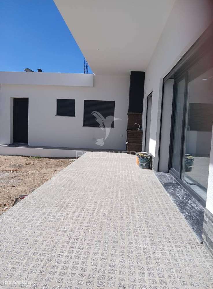 Vende se  Moradia Térrea T3+1 Nova  – Fernão Ferro, Seixal 620.000€ - Grande imagem: 2/29