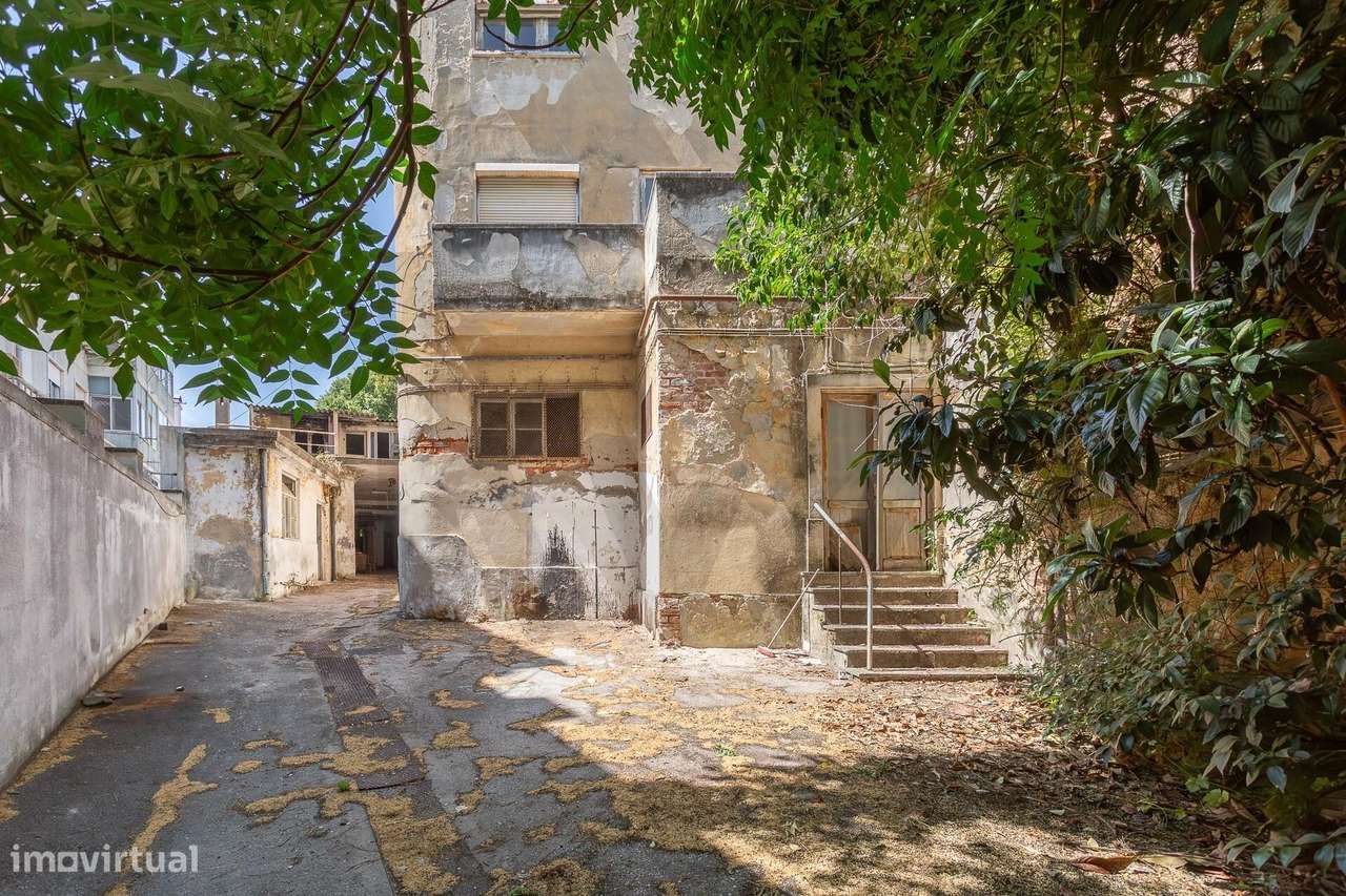 Prédio urbano afeto a Armazéns e Serviços, para reconversão para uso h - Grande imagem: 4/39